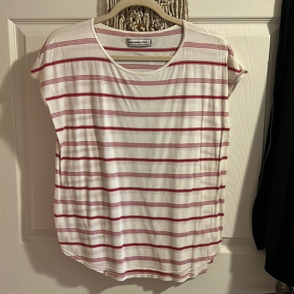 NWOT Cute short sleeve top - Picture 1 of 3